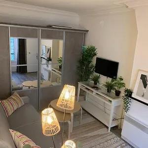 https://studio-moderne-au-coeur-debatignolles.fr-paris.fr